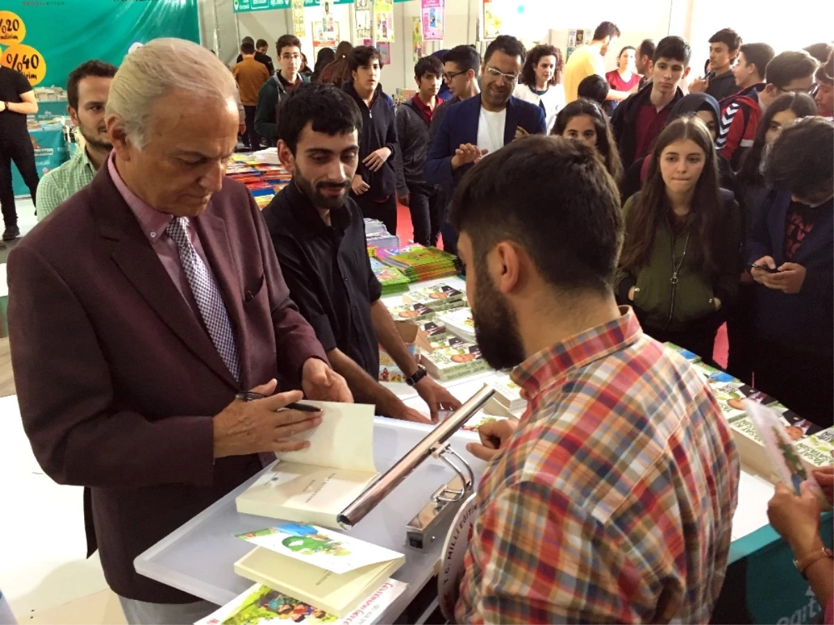 Ataşehir Kitap Şenliği\'nde Ediz Hun Gençlerle Buluştu