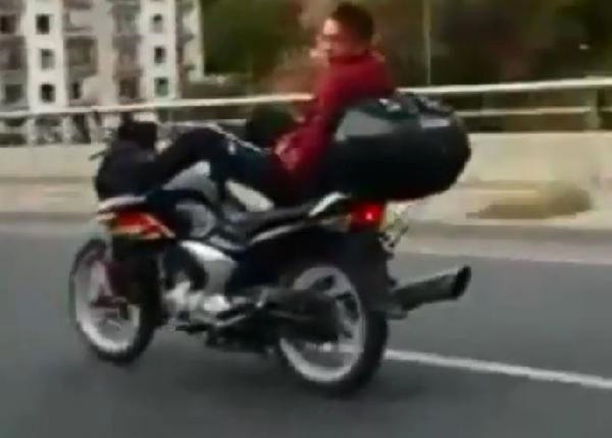 Ayaklarıyla Motosiklet Kullanan Sürücü Tehlike Saçtı
