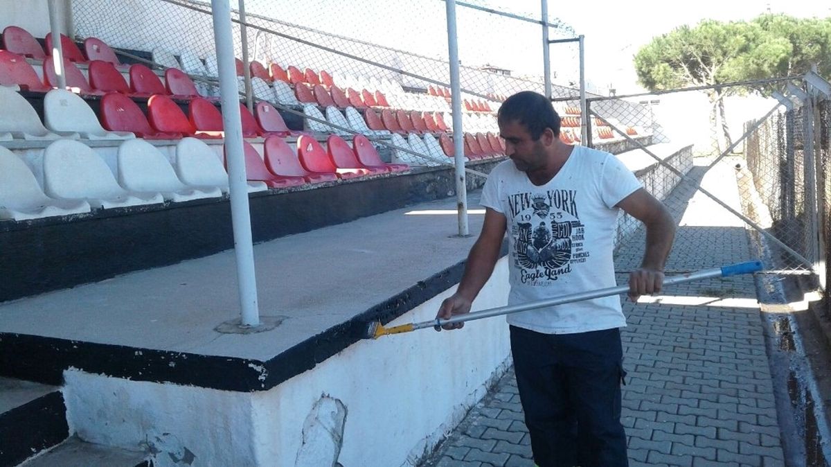 Burhaniye\'de 8 Eylül Stadı Bakıma Alındı