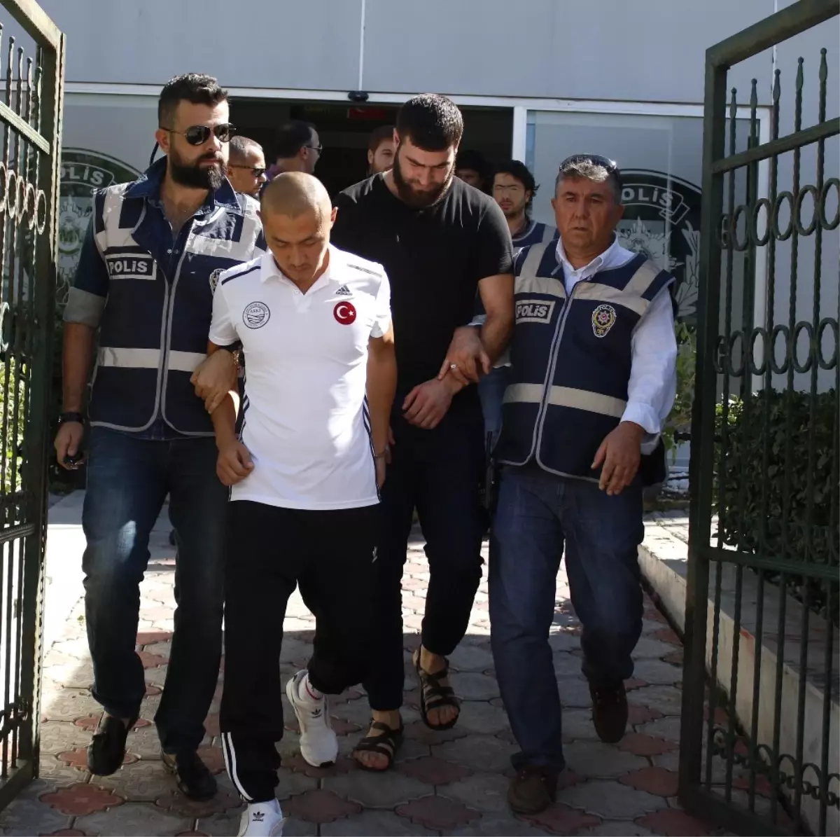 Darp Ettikleri Kuryenin Üzerindeki Parayı 1 Dolara Varıncaya Kadar Aldılar