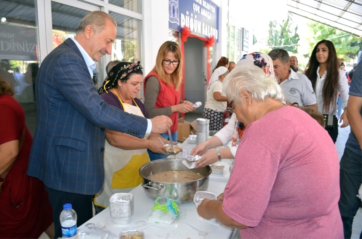 Didim Belediyesinin Geleneksel Aşure Hayrına Yoğun İlgi