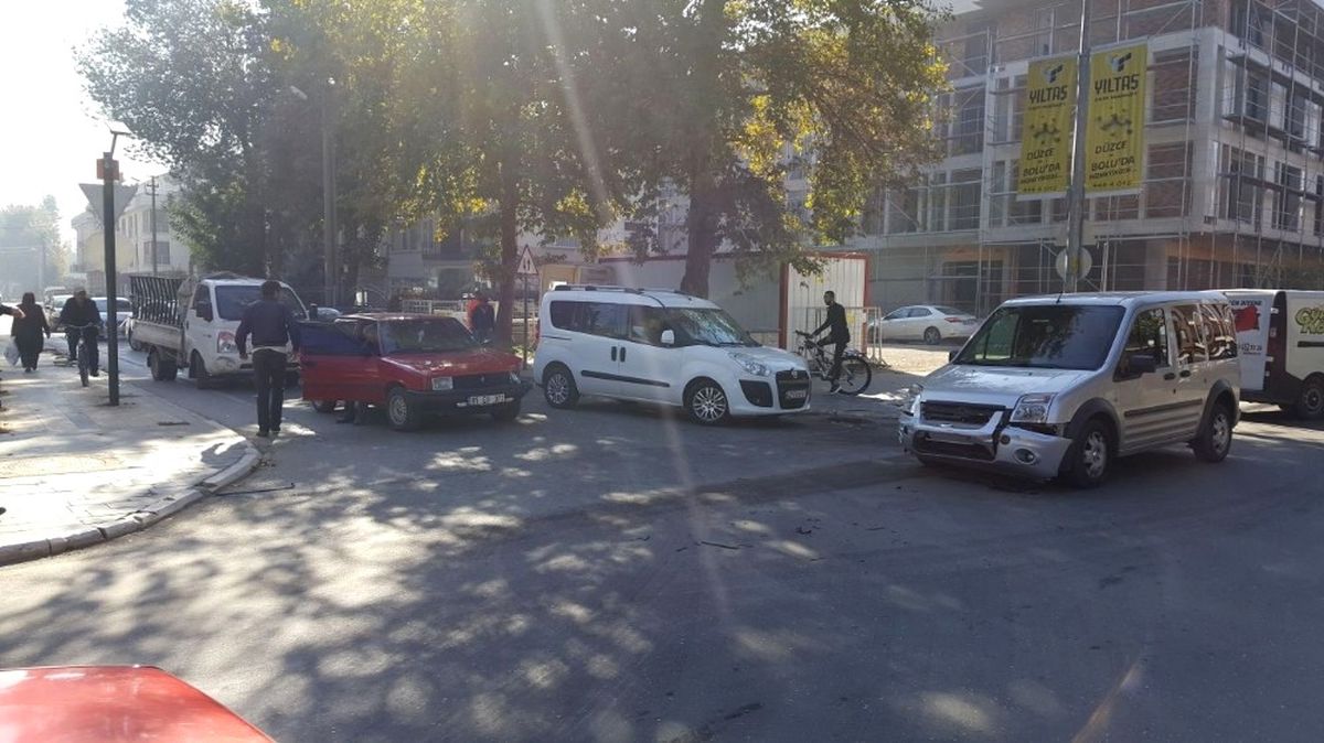 Düzce\'de Meydana Gelen Kazada 3 Araç Birbirine Girdi
