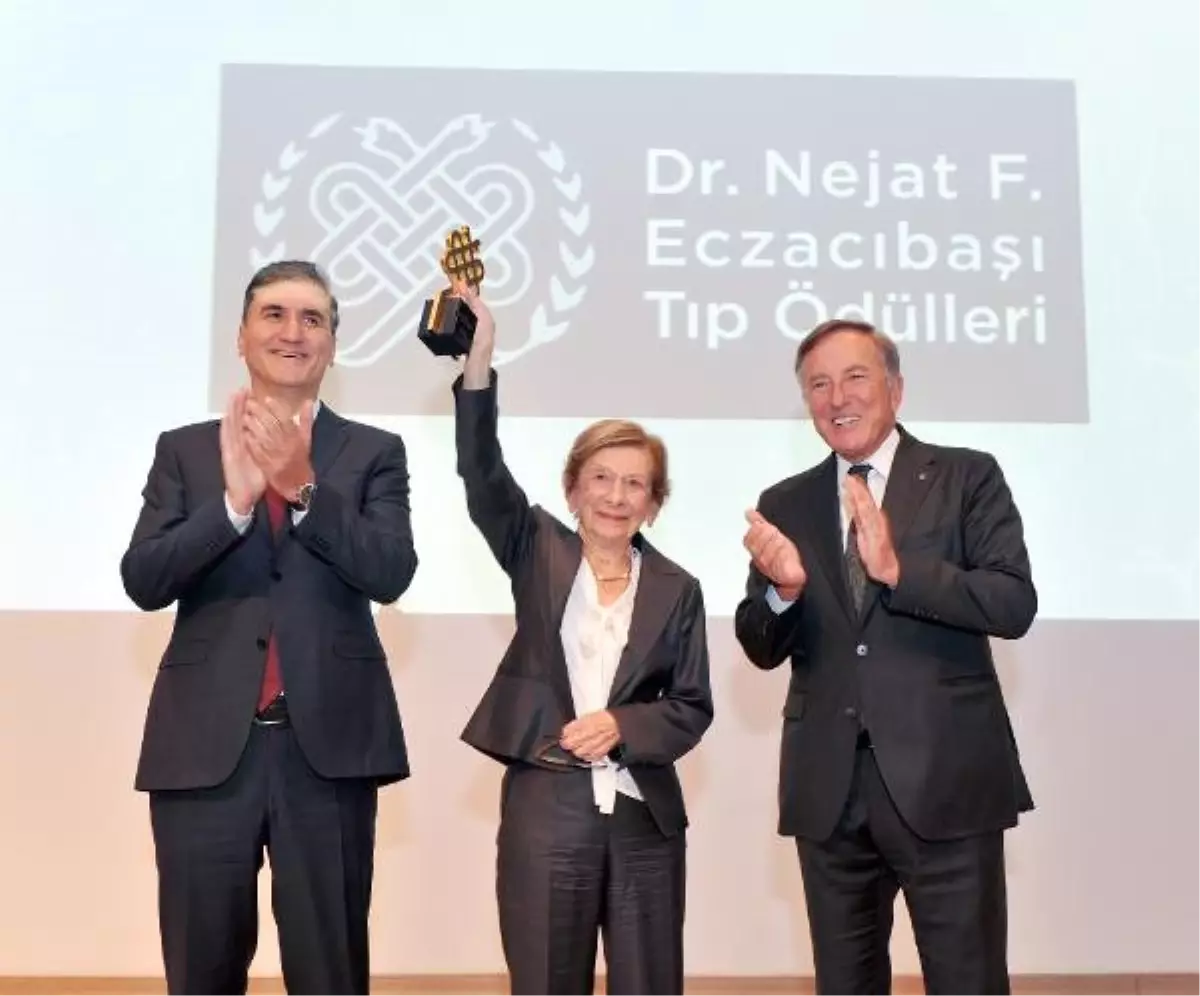 Eczacıbaşı Tıp Onur Ödülü Prof. Dr. Olcay Neyzi\'ye