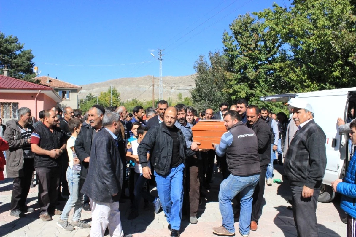 Fransa\'daki Yangında Ölen Nihal Ertunç, Erzincan\'da Defnedildi