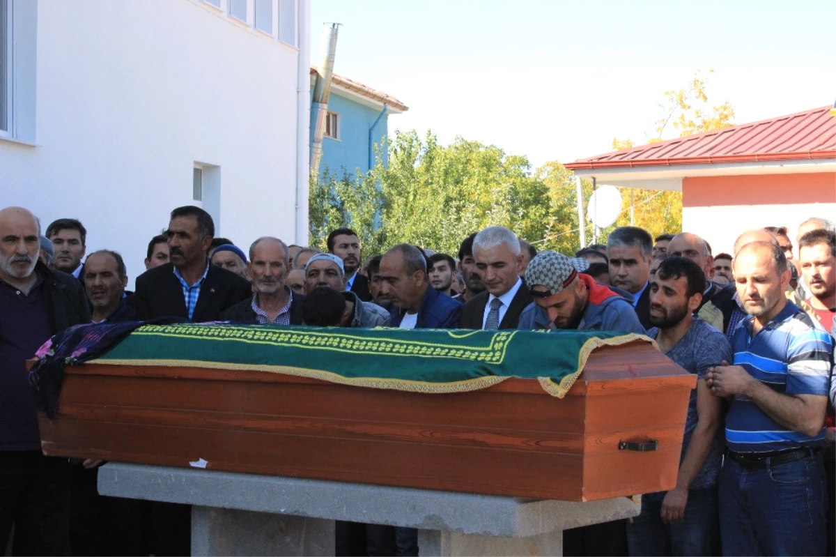Fransa\'daki Yangında Ölen Nihal Ertunç, Erzincan\'da Defnedildi