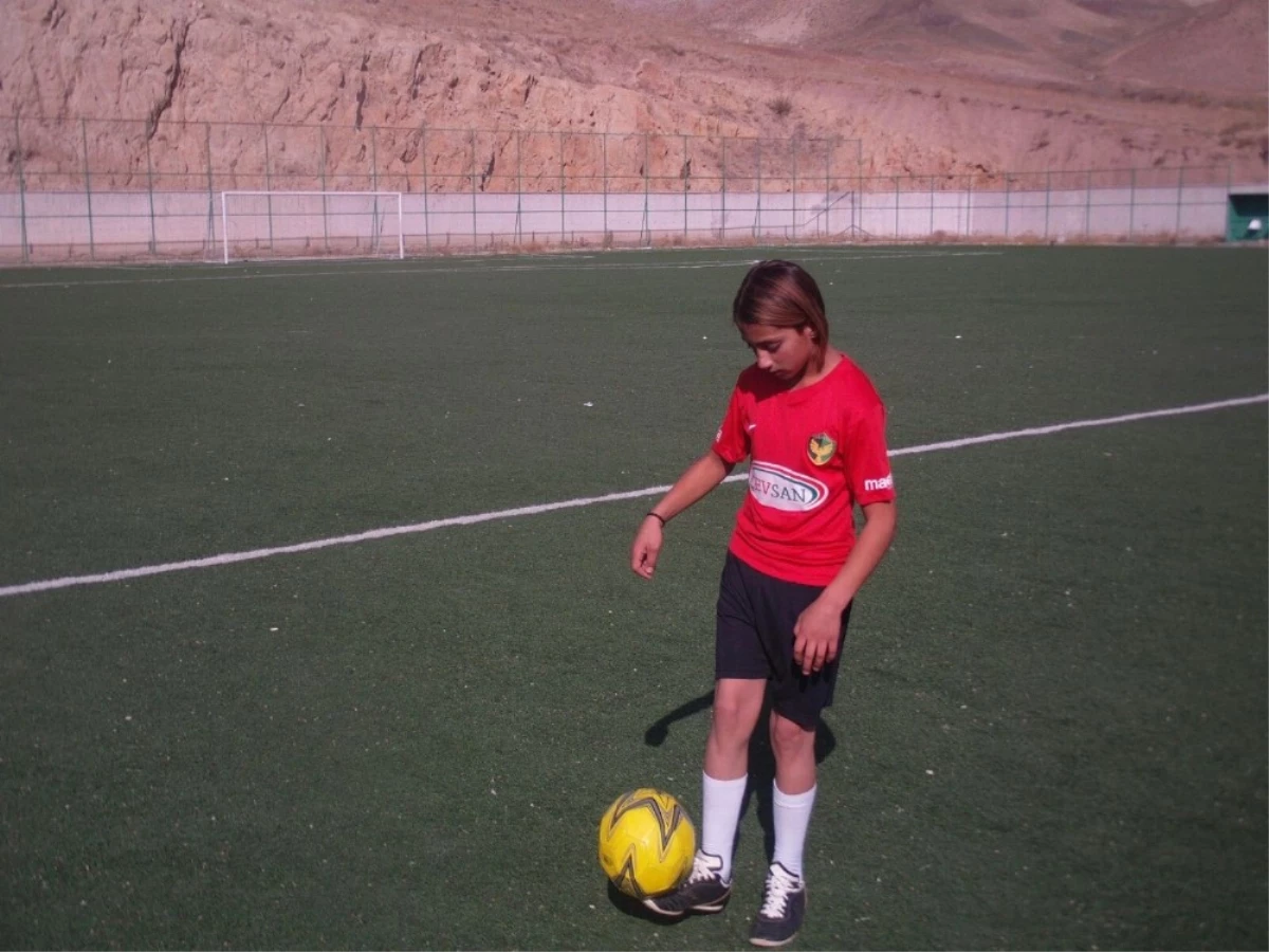 Genç Yetenek Akgün: "Arda Turan Bizi Futboldan Soğutuyor"