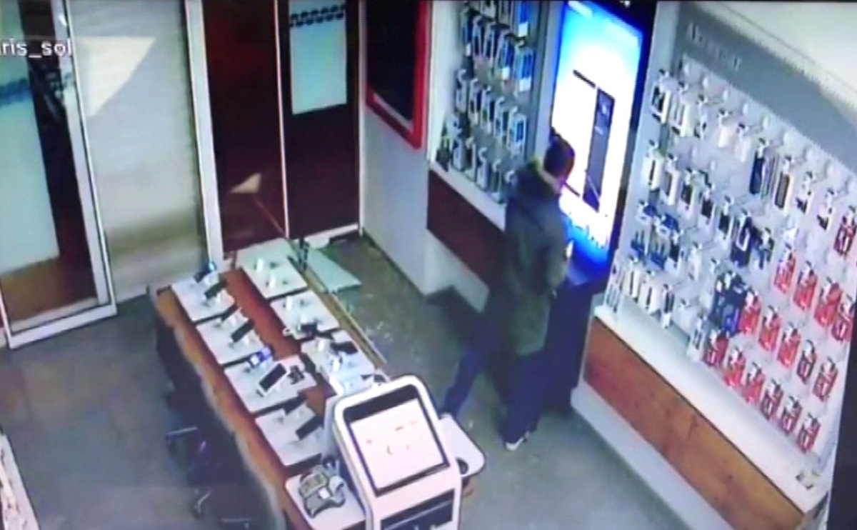 Hırsız 22 Saniyede İş Yerine 30 Bin TL\'lik Telefon Çaldı