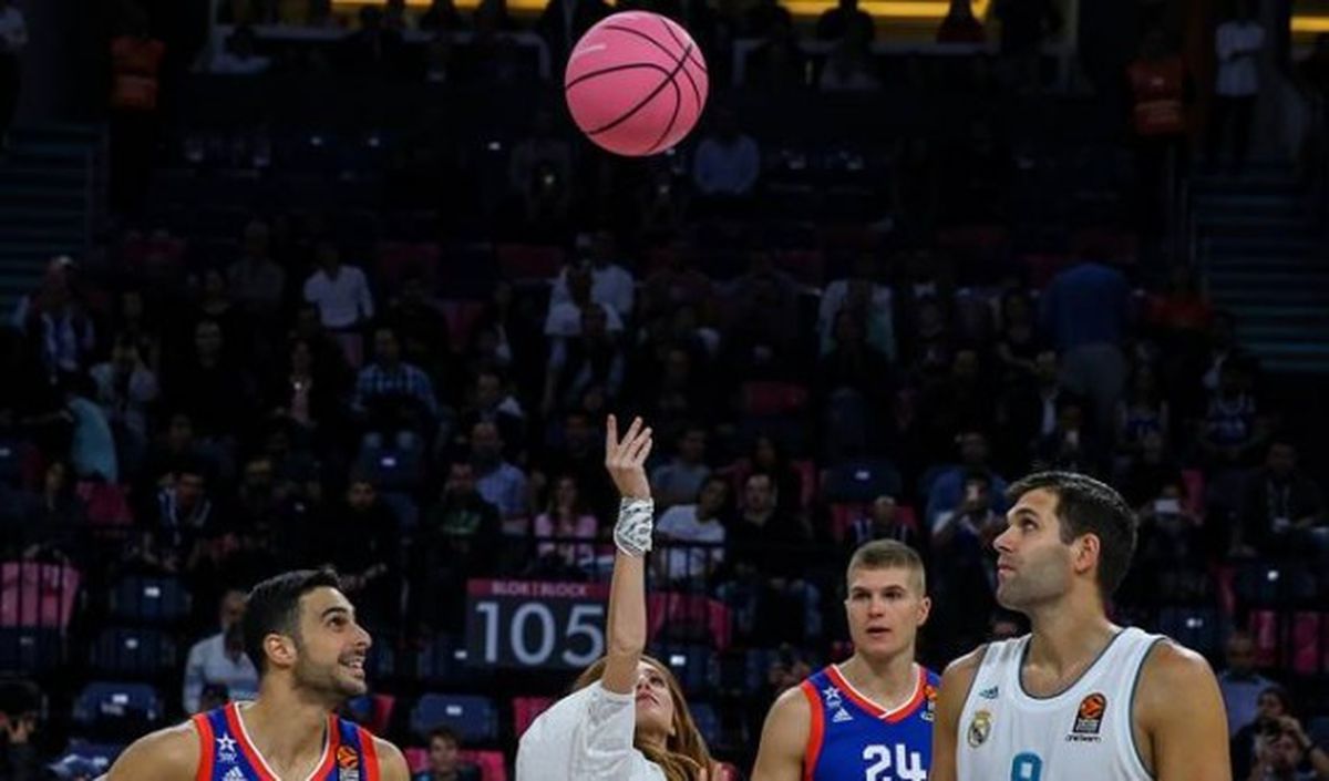 İlk Maçta "Pembe Top" ile Hava Atışı