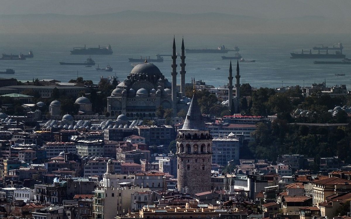 İstanbul\'da Puslu Hava Kartpostallık Görüntüler Oluşturdu