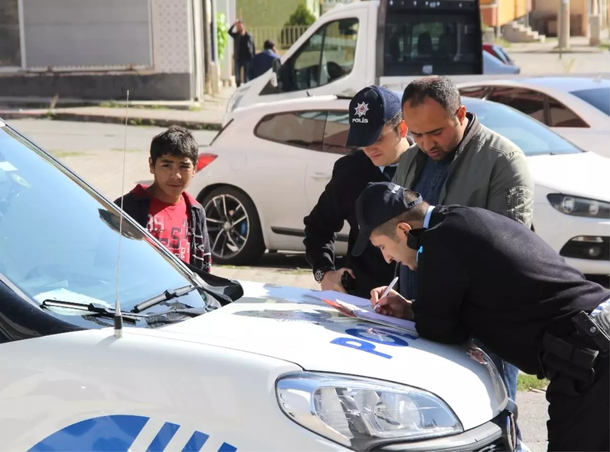 Kaçırdığı Arabayla Okula Giderken Kaza Yaptı