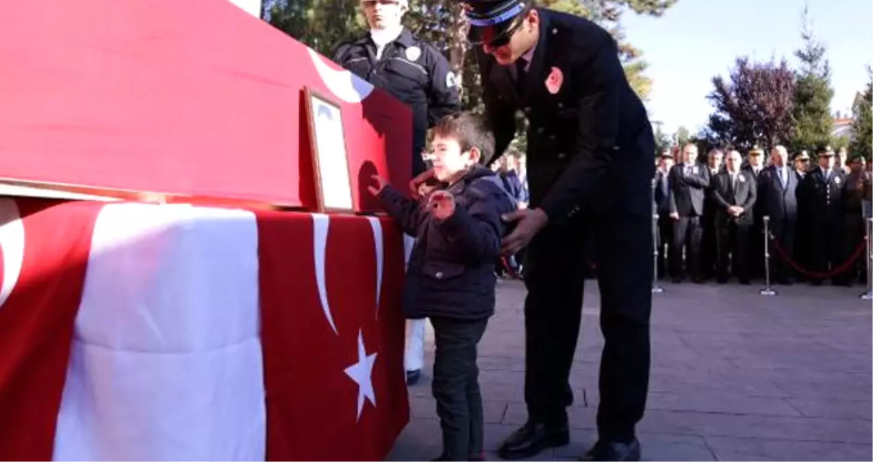 Kız Kaçırma Olayında Şehit Olan Polisin Cenaze Törenine Oğlu Damga Vurdu