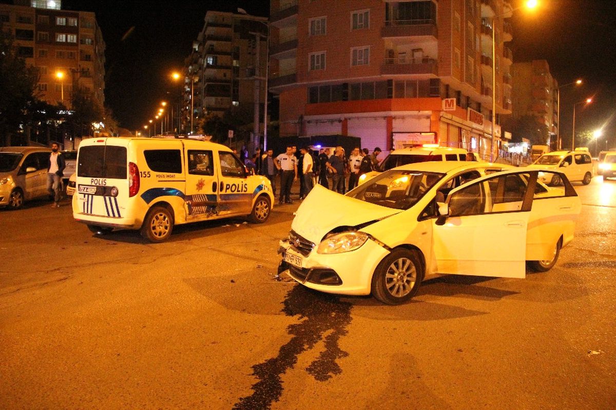 Polis Aracı ile Otomobil Çarpıştı: 5 Yaralı