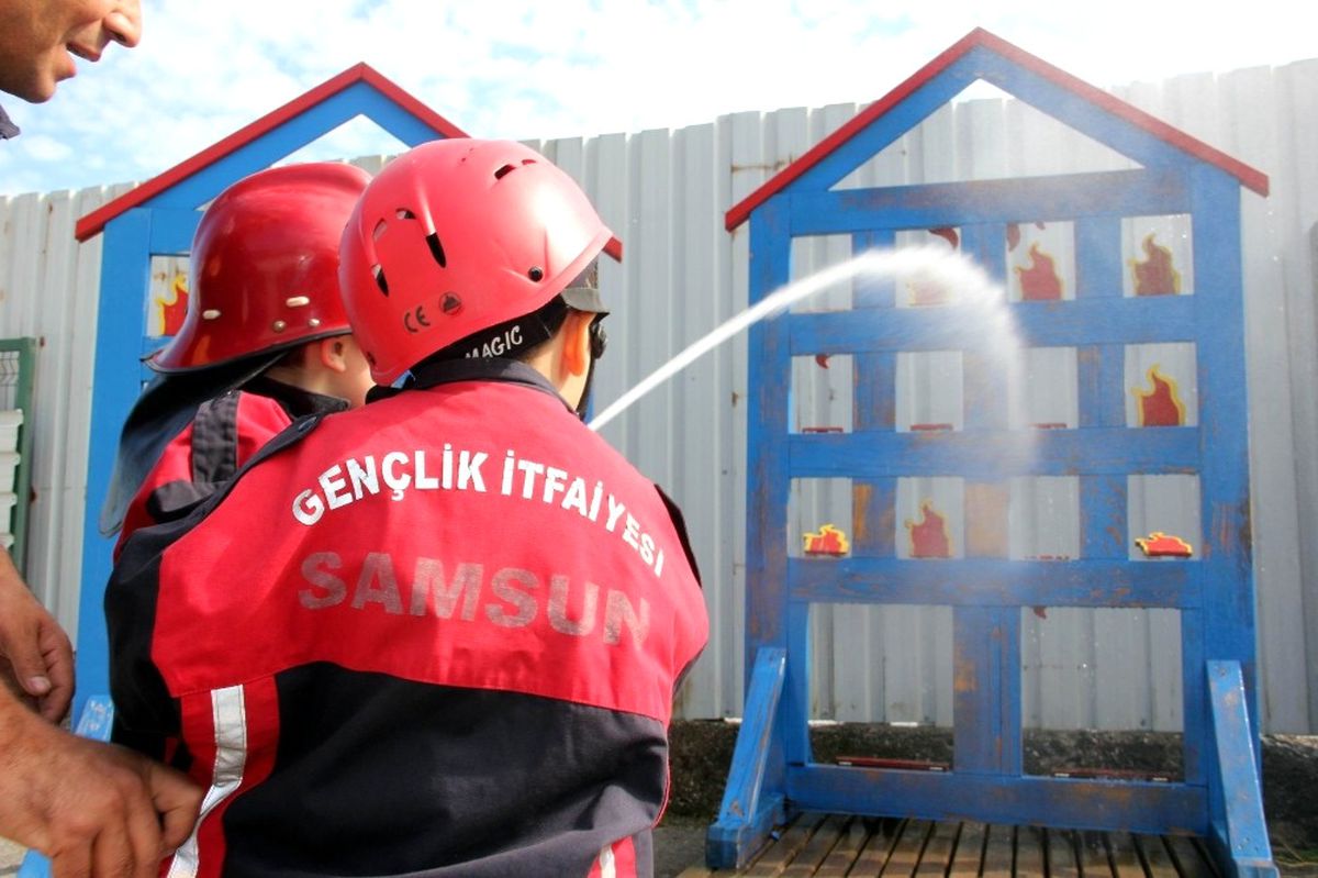 Samsun\'da Minikler 1 Günlüğüne İtfaiyeci Oldu