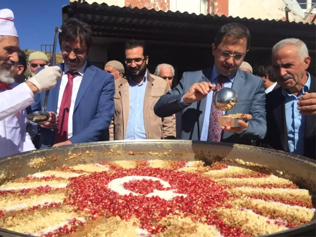 Sincik İlçe Protokolü Aşure Dağıttı