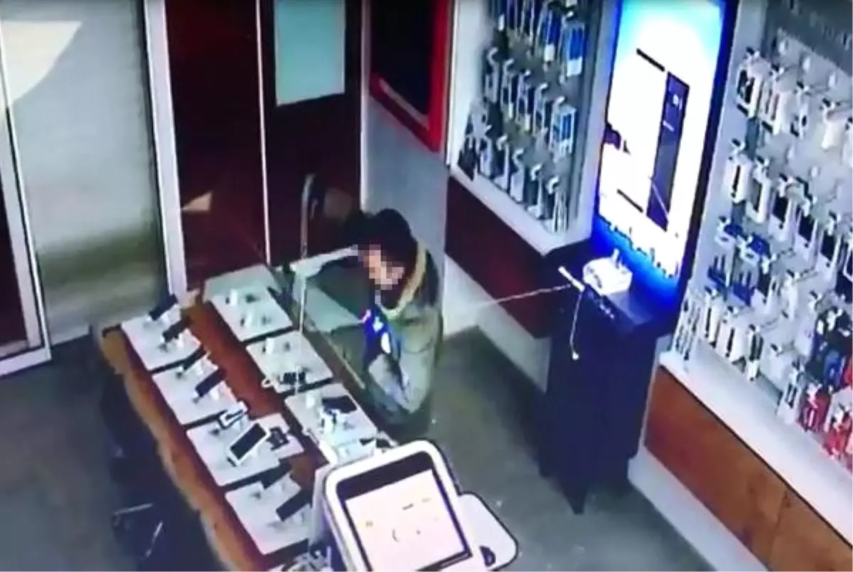 Telefon Mağazasından 22 Saniye Süren Hırsızlık Kamerada