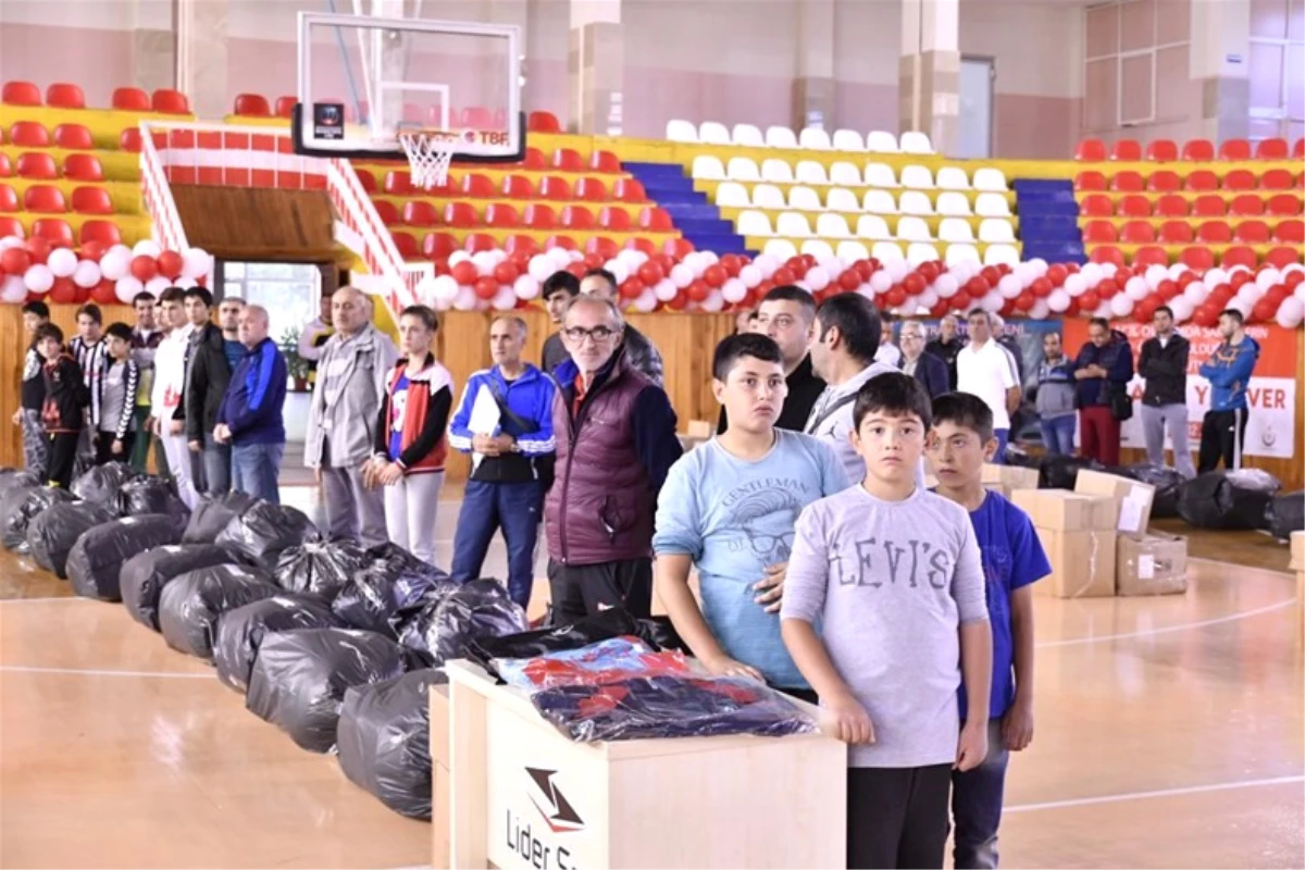 Tokat\'ta Spor Kulüplerine Malzeme Desteği