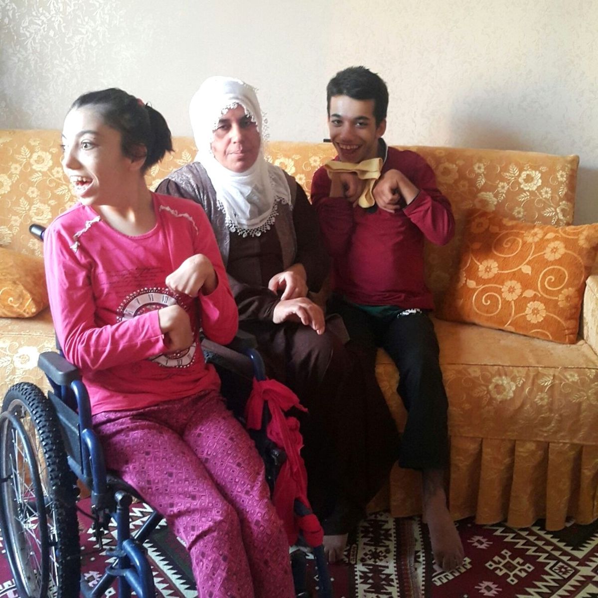 Zihinsel Engelli Kardeşler Tekerlekli Sandalyelerine Kavuştu