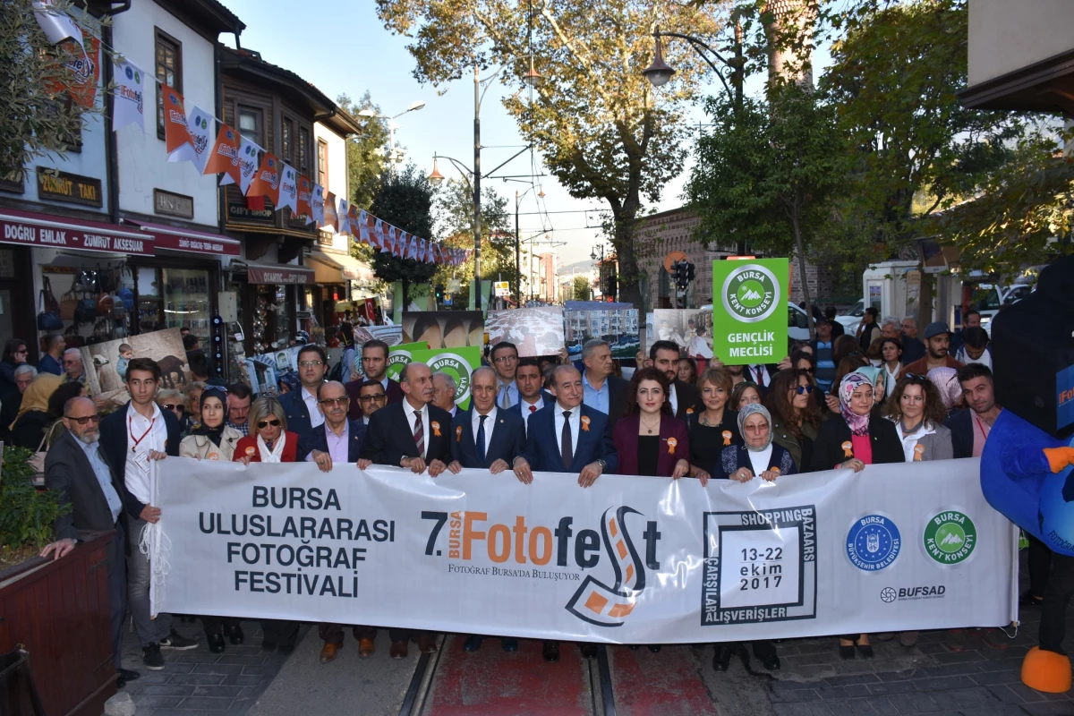 7. Bursa Uluslararası Fotoğraf Festivali Coşkulu Yürüyüşle Başladı