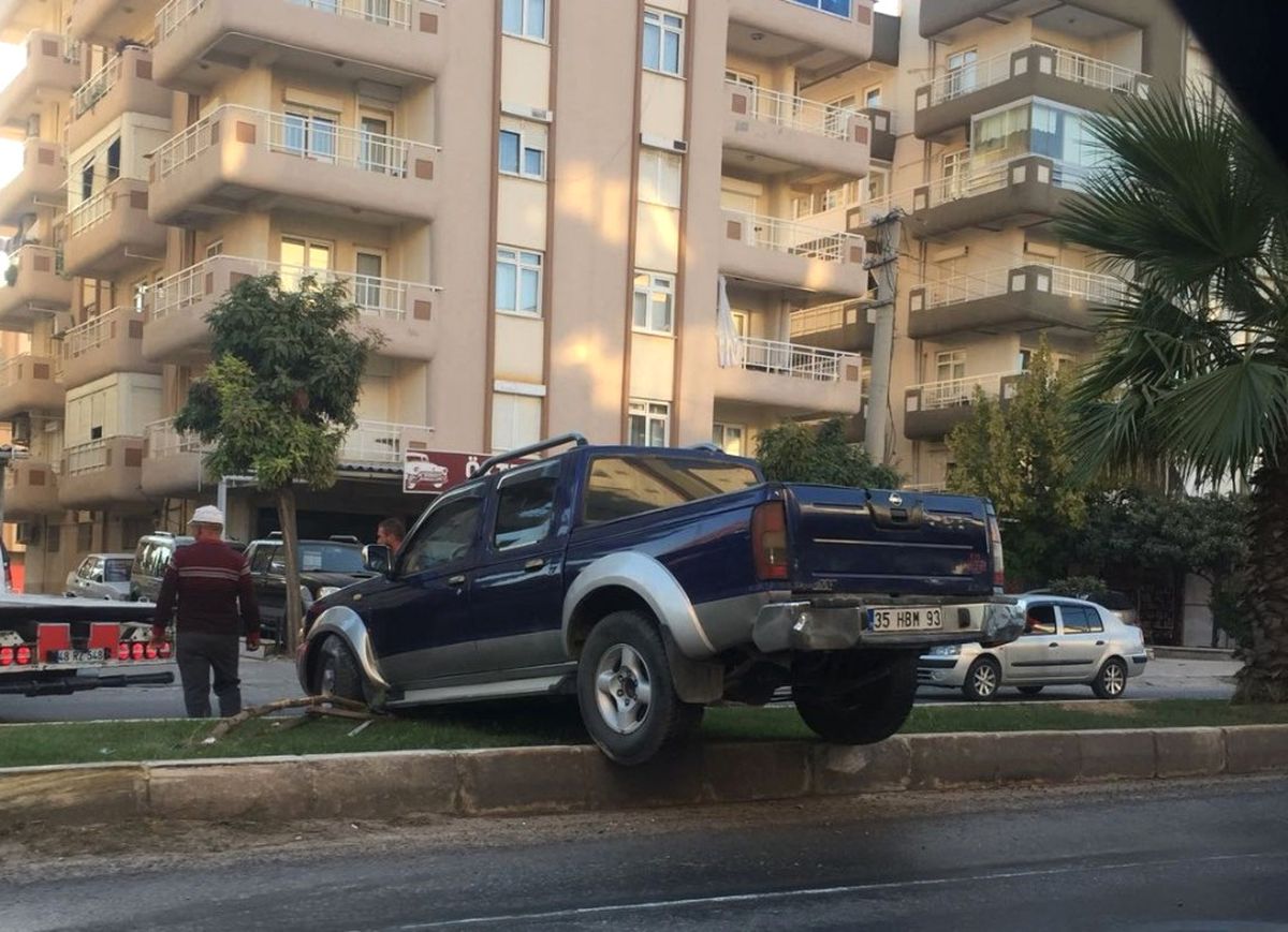 Araç Refüjde Asılı Kaldı
