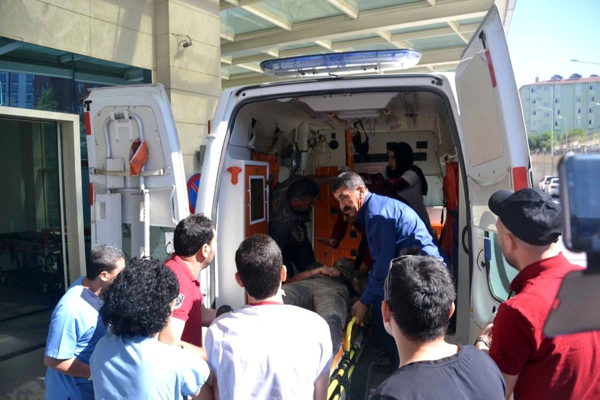 Askerleri Taşıyan Minibüse Saldırı: 4 Yaralı