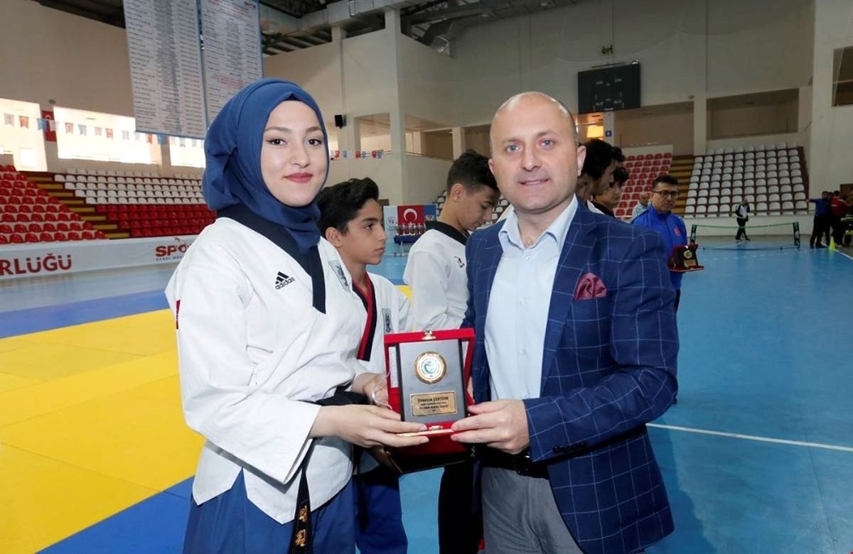 Başarılı Sporculara Ödülleri Verildi