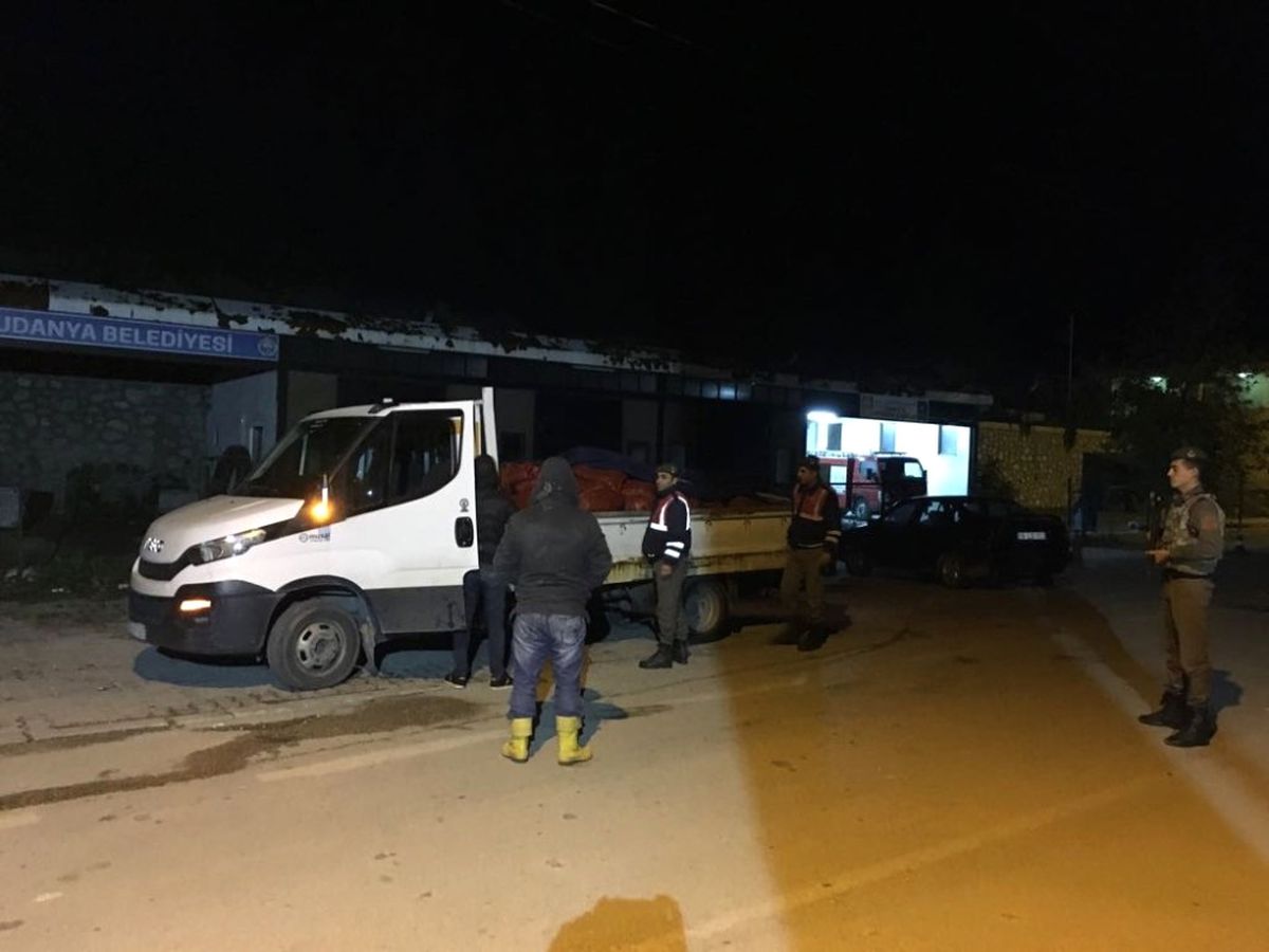 Bursa\'da 3.5 Ton Kaçak Midye Ele Geçirildi