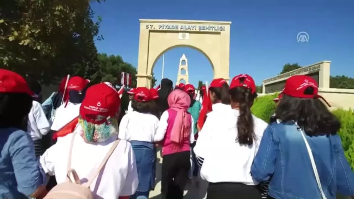 Diyarbakırlı Öğrenciler Çanakkale\'de Şehitlikleri Gezdi