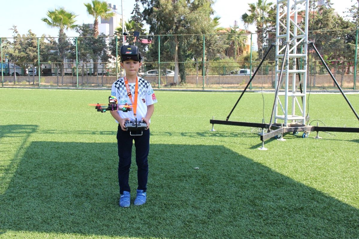 Dokuz Yaşında Profesyonel Drone Yarışçısı