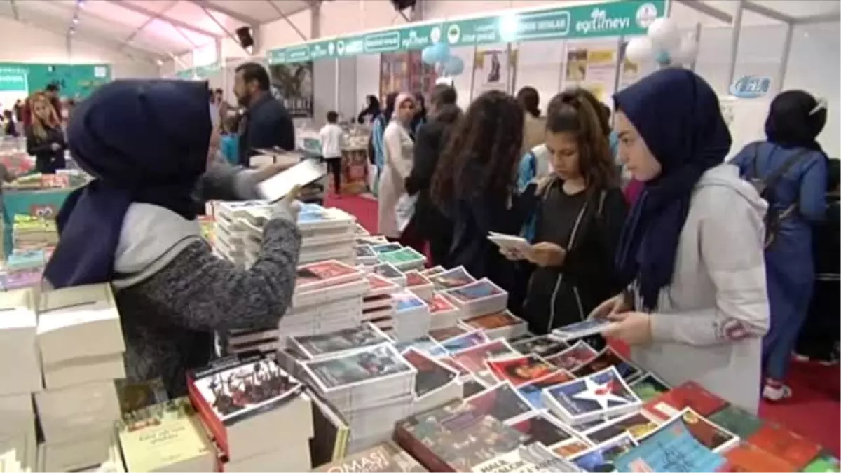 Ediz Hun ve Ahmet Ümit, Kitap Şenliğinde Kitaplarını İmzaladı