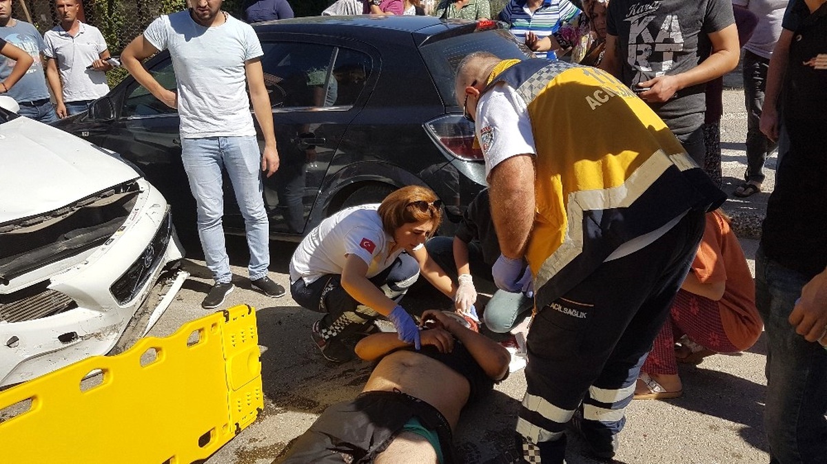 Ehliyetsiz Sürücü Plakasız Motosiklete Çarptı