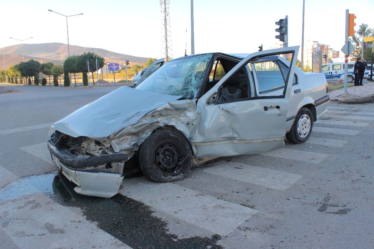 Ekip Aracı ile Otomobil Çarpıştı: 2 Yaralı