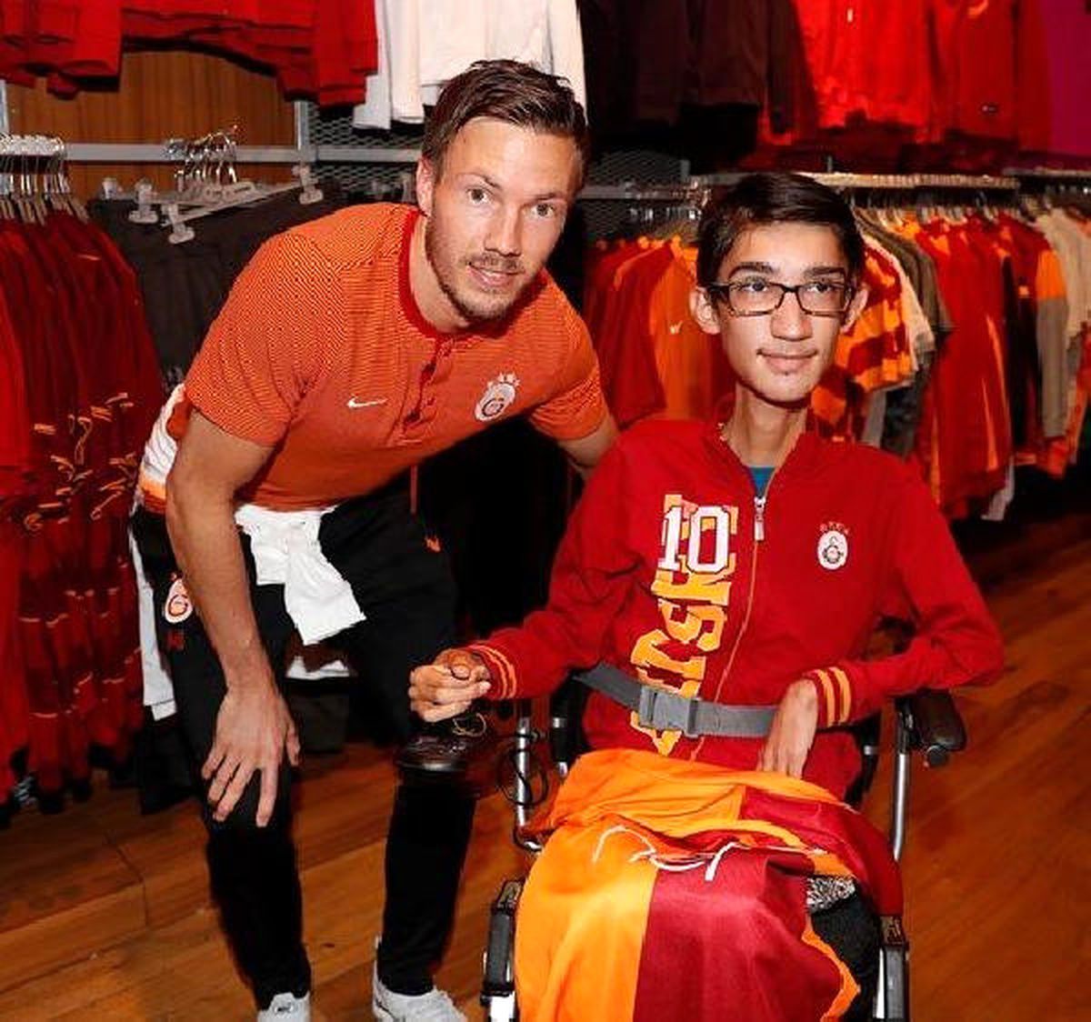 Galatasaraylı Linnes Taraftarlarla Buluştu