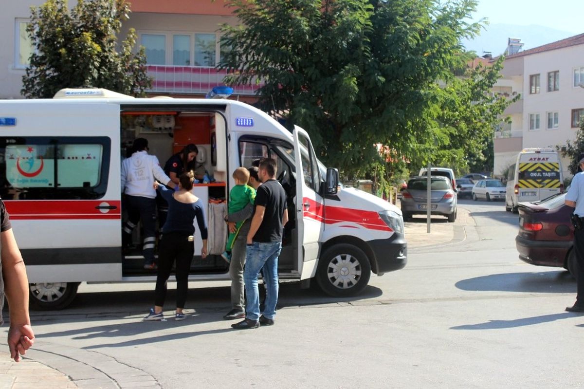 İki Kadın Sürücü Çarpıştı, Çocuklar Korku Dolu Anlar Yaşadı