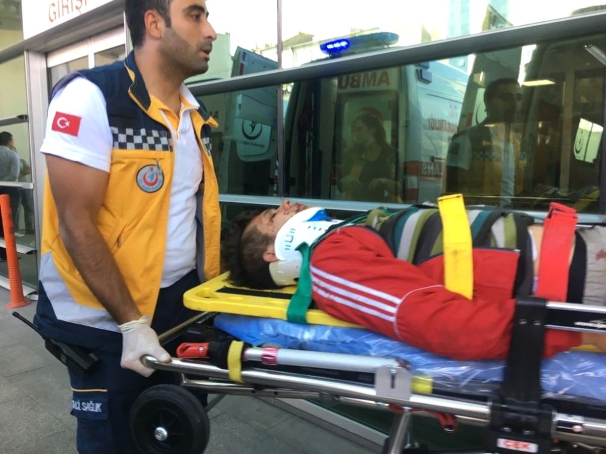 Kamyonet, Halk Otobüsüne Çaptı: 2 Yaralı