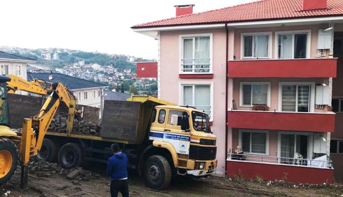 Kamyonu Devrilmekten İş Makineleri Kurtardı