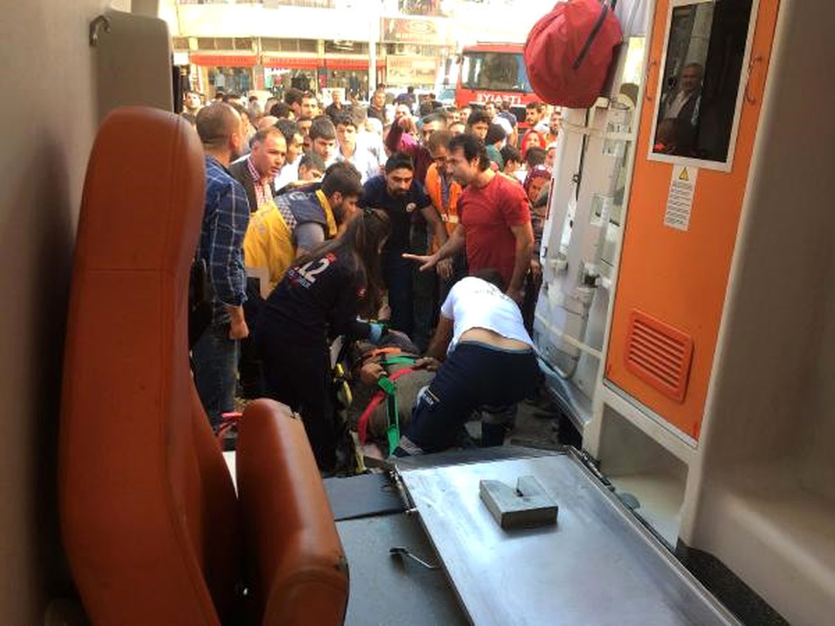 Kanalizasyon Kazısı Sırasında Toprak Altında Kalan İşçi Yaralandı