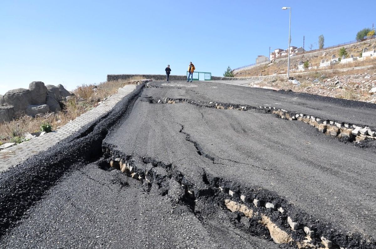 Kars\'ta, Çöken Yol Trafiğe Kapatıldı