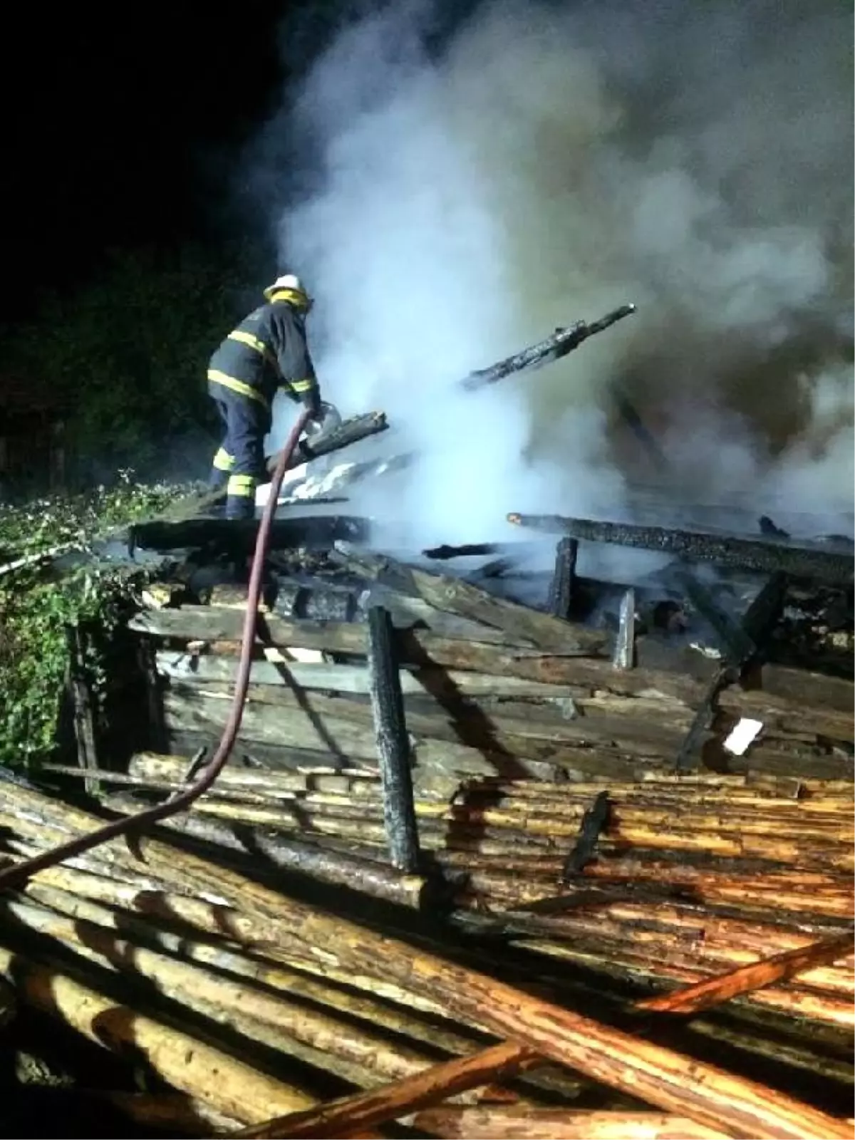 Köydeki Yangında Depo, Odunluk, Samanlık ve Garaj Kül Oldu