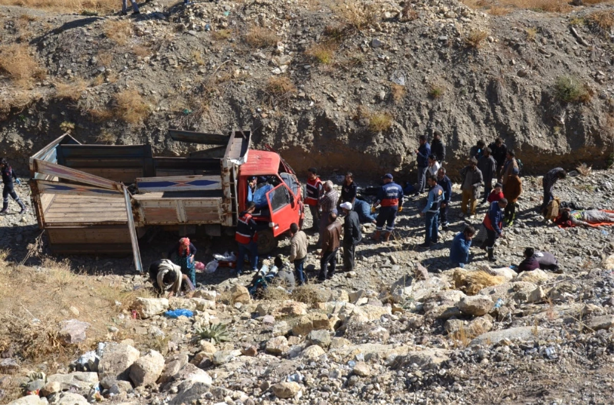 Mültecileri Taşıyan Kamyonet Devrildi: 66 Yaralı