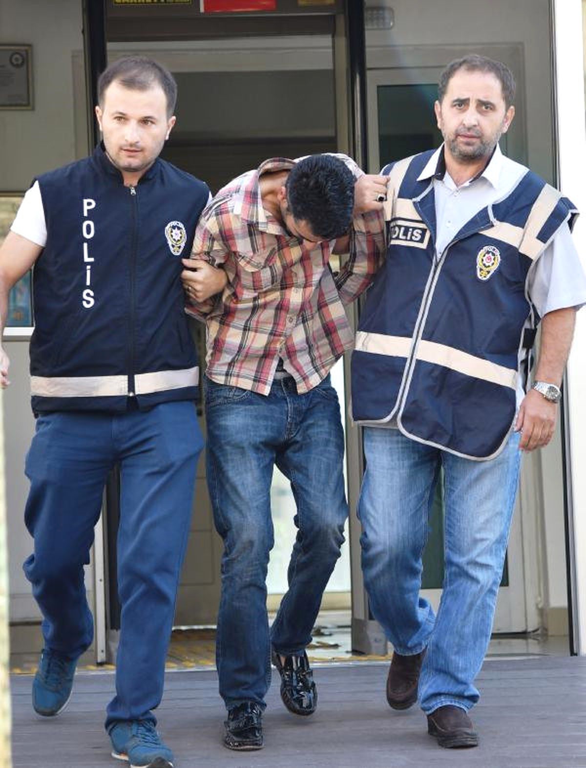Sahte Polis Kimliğiyle Yakalandı, Çok Sayıda Suçtan Arandığı Belirlendi