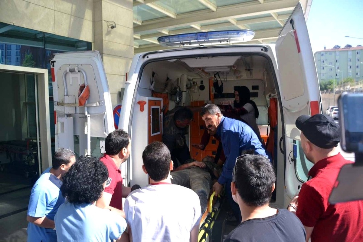Siirt\'te Askerleri Taşıyan Minibüse Saldırı: 4 Asker Yaralı
