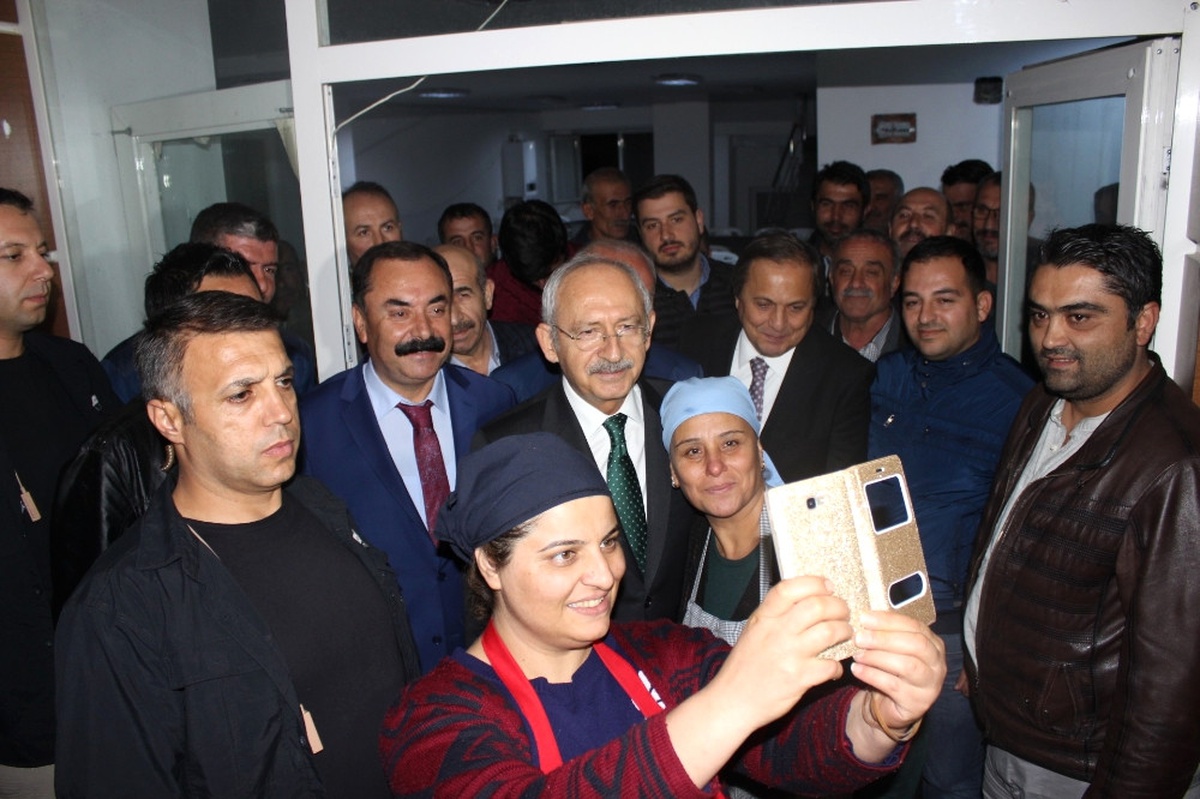 Taziye Çıkışı \'Selfie\' Israrını Kırmadı