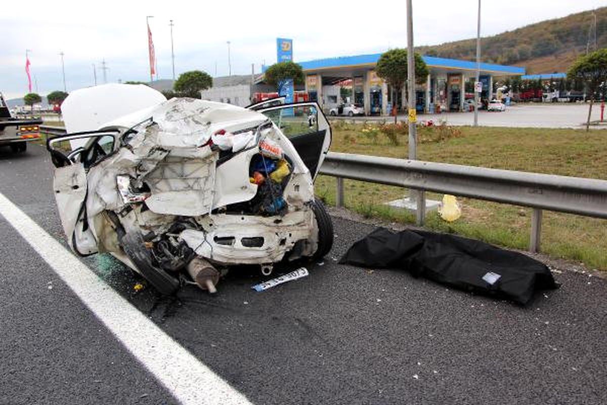 Tem\'de Tır, Otomobile Çarptı: 1 Ölü, 3 Yaralı