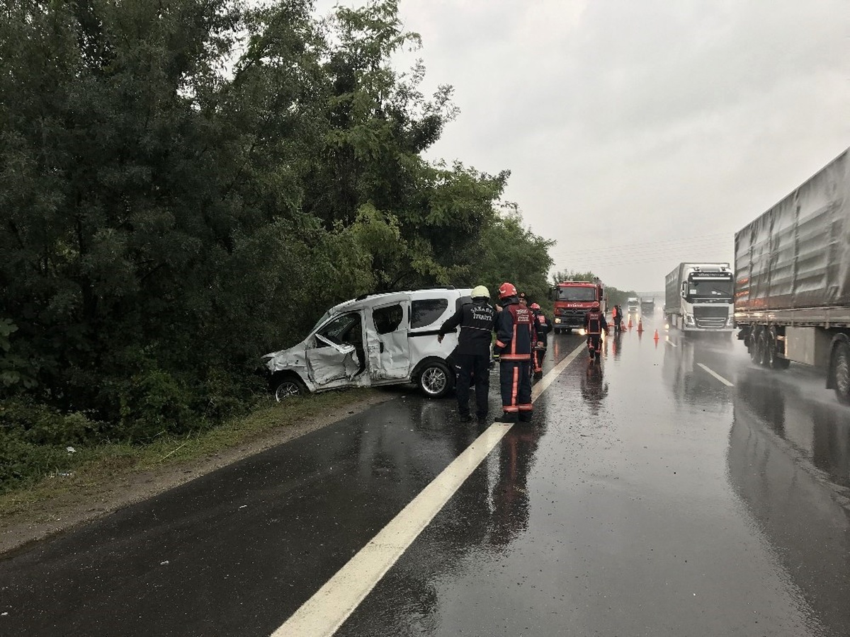 Tem\'de Yardım İçin Duran Otomobildekiler Ölümden Döndü