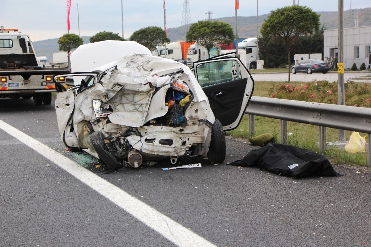 Tırın Çarptığı Otomobildeki 1 Kişi Öldü, 3 Kişi Yaralandı