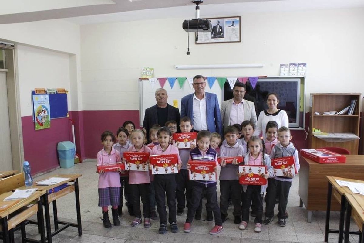 Vezirhan Belediyesi\'nden İlkokul Öğrencilerine Eğitim Seti Verildi
