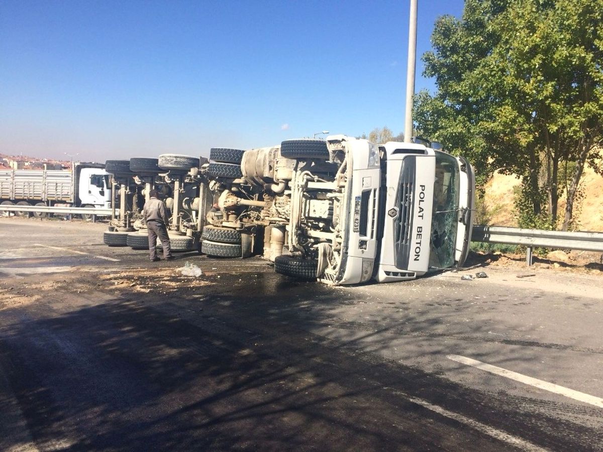 Virajı Alamayan Beton Mikseri Devrildi: 1 Yaralı