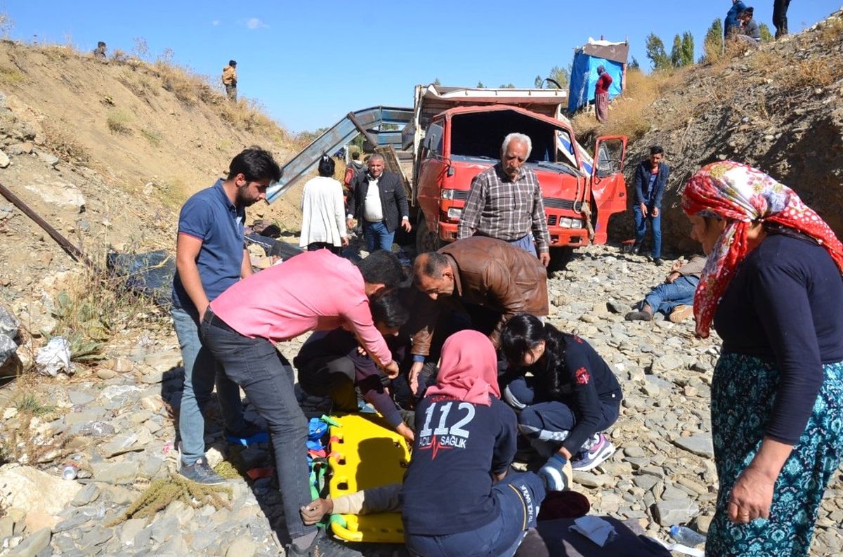 Yüksekova\'da Mültecileri Taşıyan Kamyonet Devrildi: 66 Yaralı