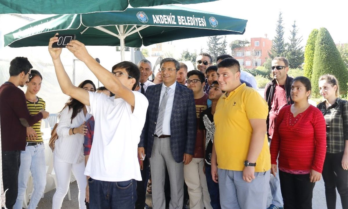 Akdeniz Belediyesi\'nden Zihinsel Engelli Çocuklara Fidan Dikim Eğitimi
