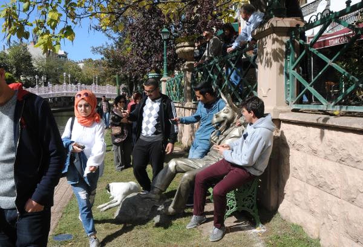 Akın Akın \'Çekirdek Çitleyen Eşek\' Heykelini Görmeye Geliyorlar